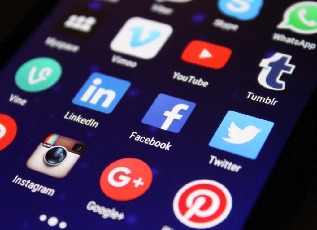social media marketing recruiting facebook instagram linkedin pixlwerk